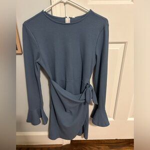 Elegant Blue Long-Sleeve Dress